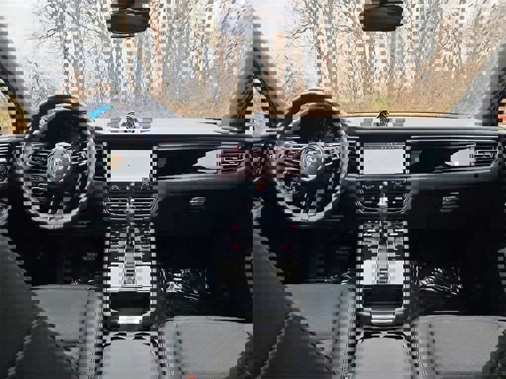 Certified 2025 Porsche Macan image 12