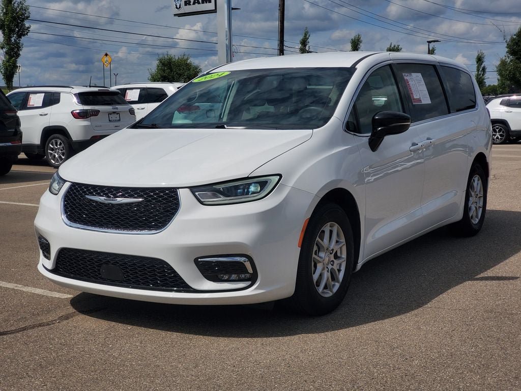 Used 2024 Chrysler Pacifica Touring-L FWD image 2