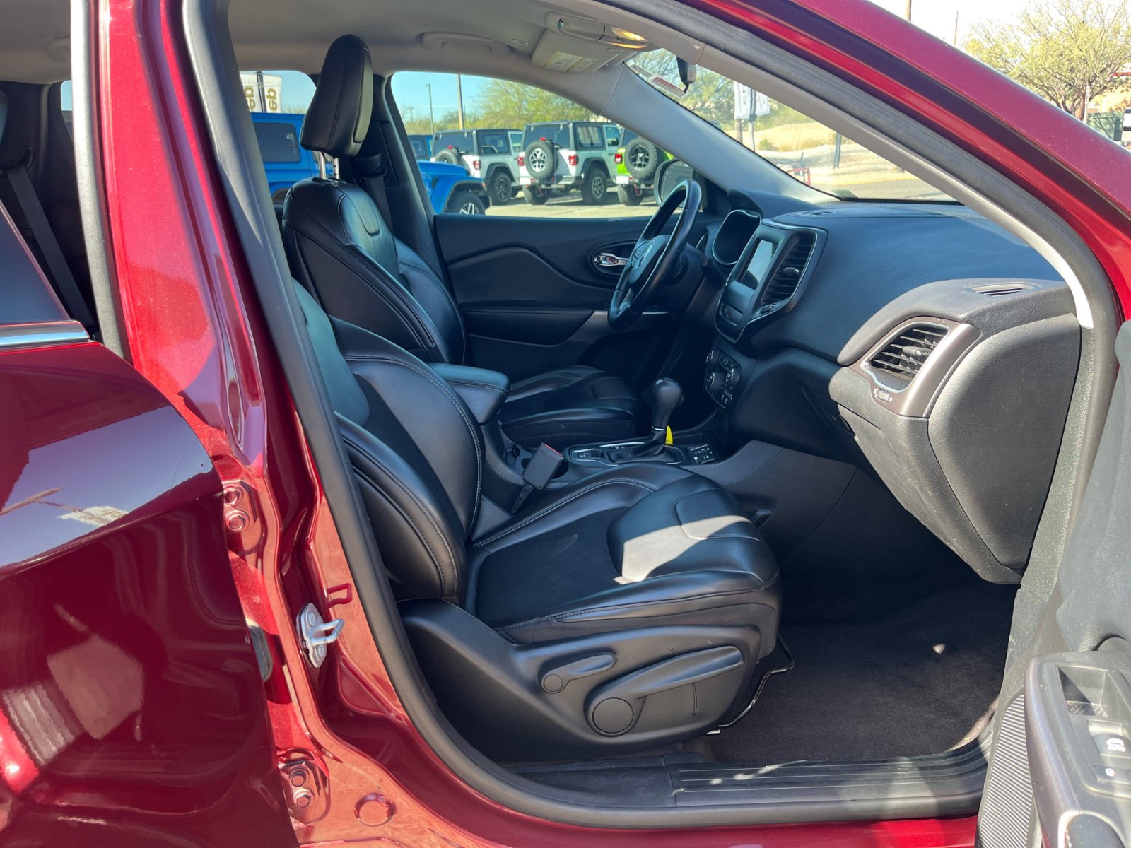 Used 2019 Jeep Cherokee Latitude Plus image 19