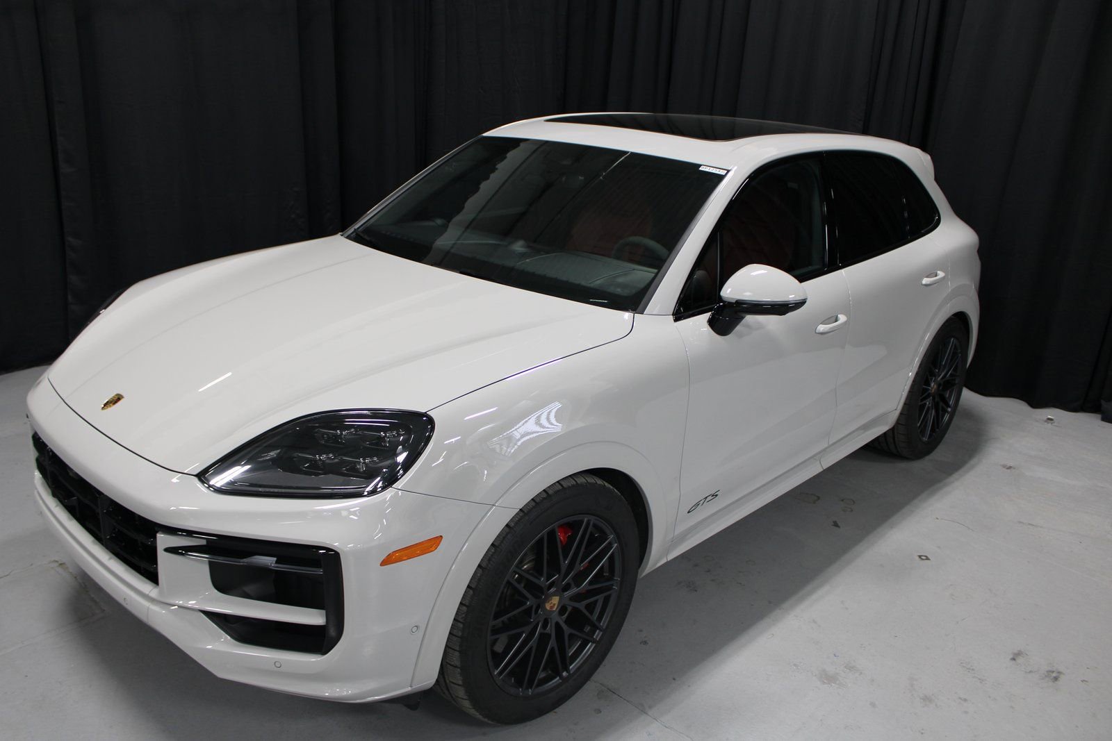 Certified 2025 Porsche Cayenne GTS image 9
