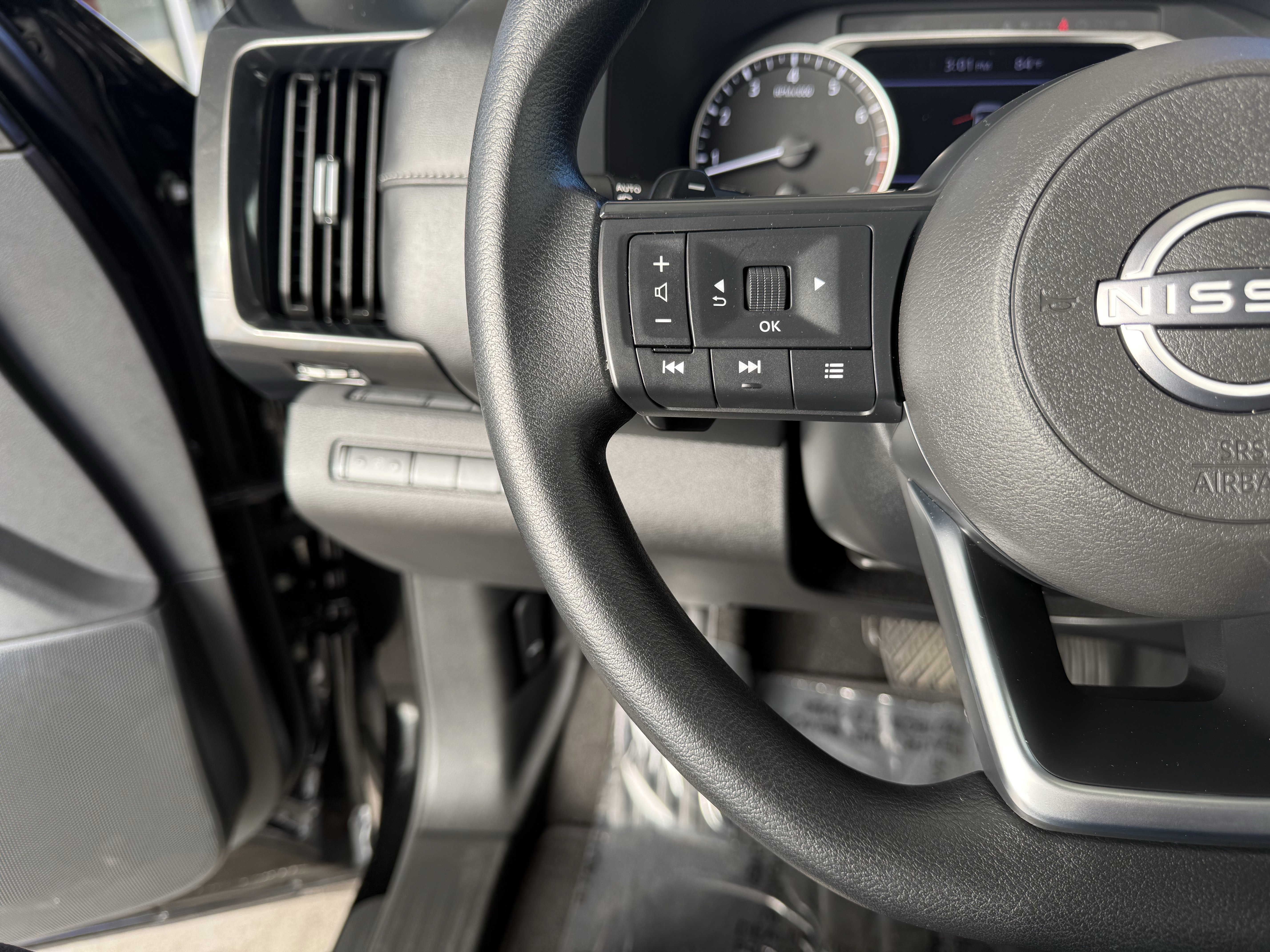 Used 2024 Nissan Pathfinder S image 9