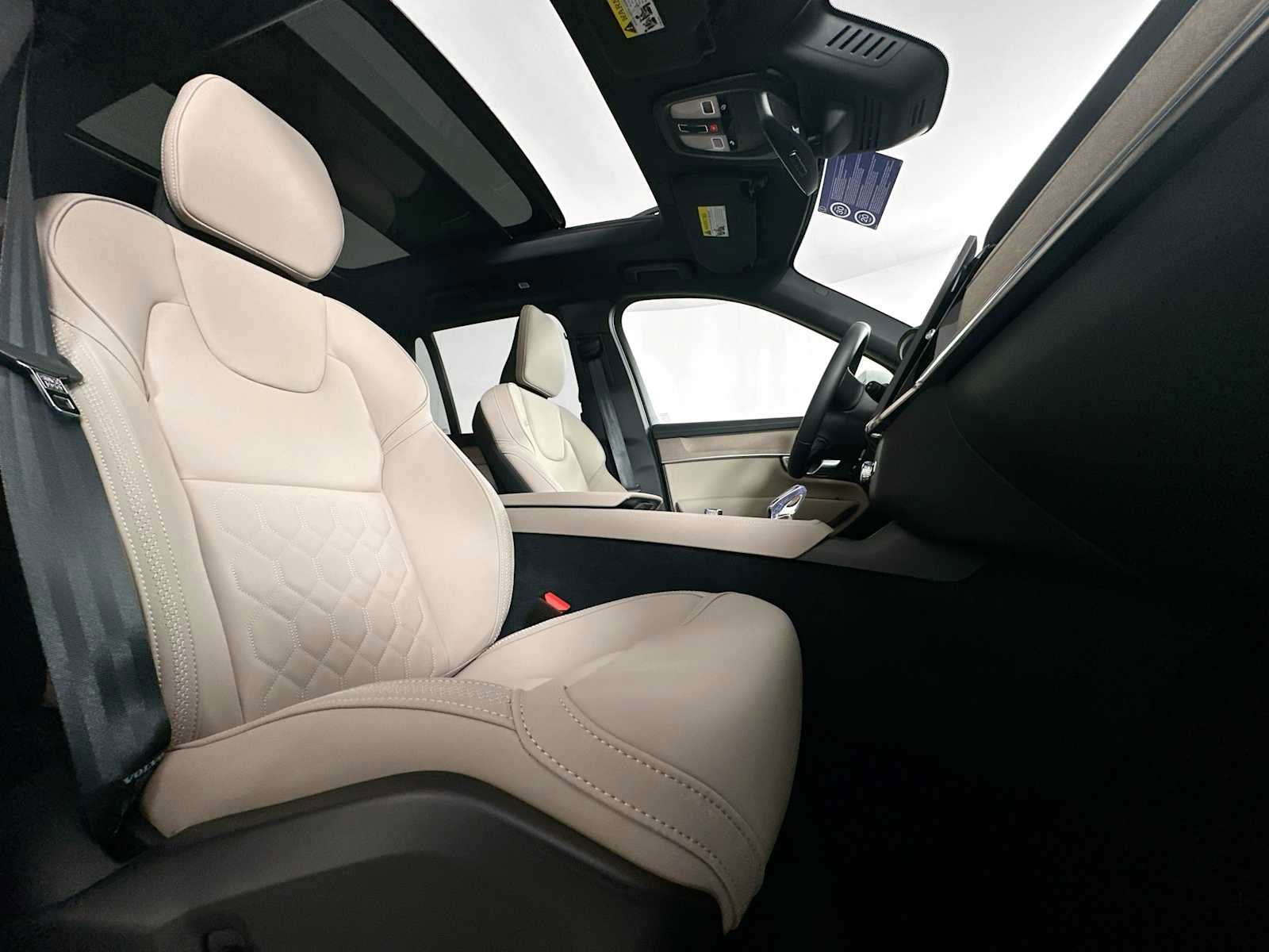 New 2026 Volvo XC90 B6 Plus w/ Protection Package Premier image 28