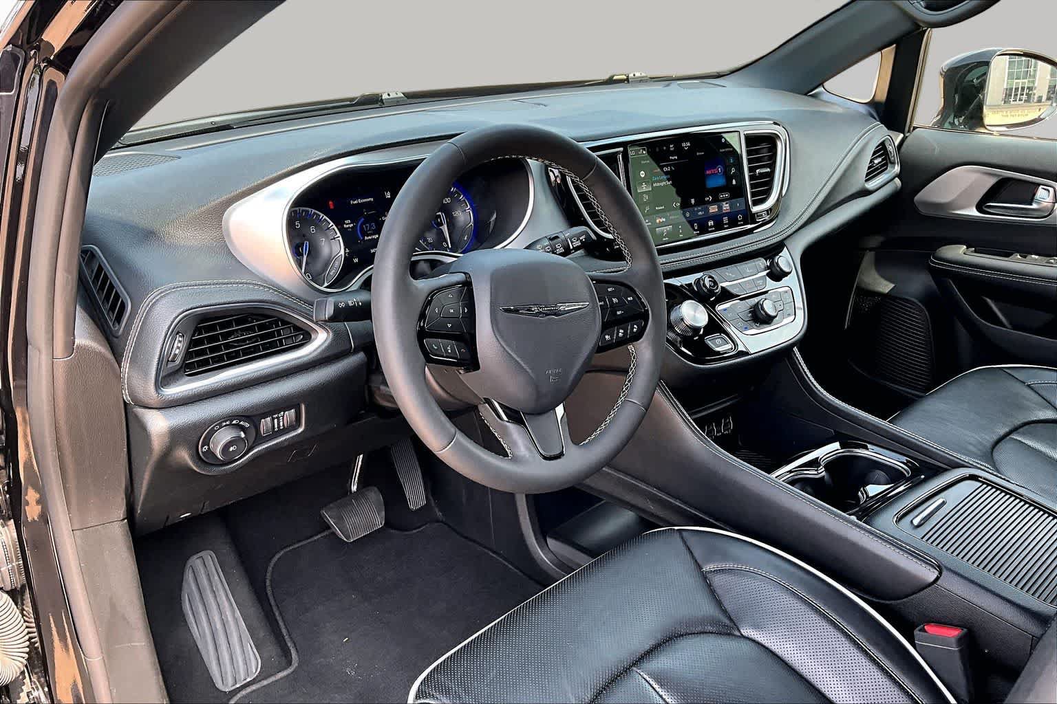 Used 2025 Chrysler Pacifica Limited FWD image 16