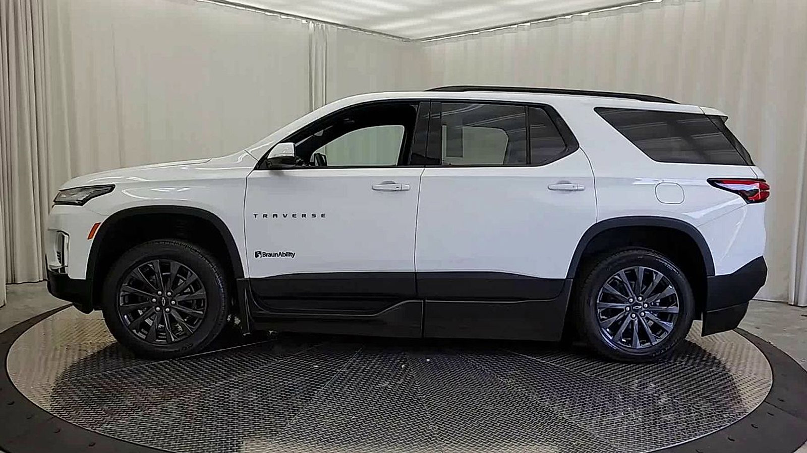 Used 2023 Chevrolet Traverse RS image 5