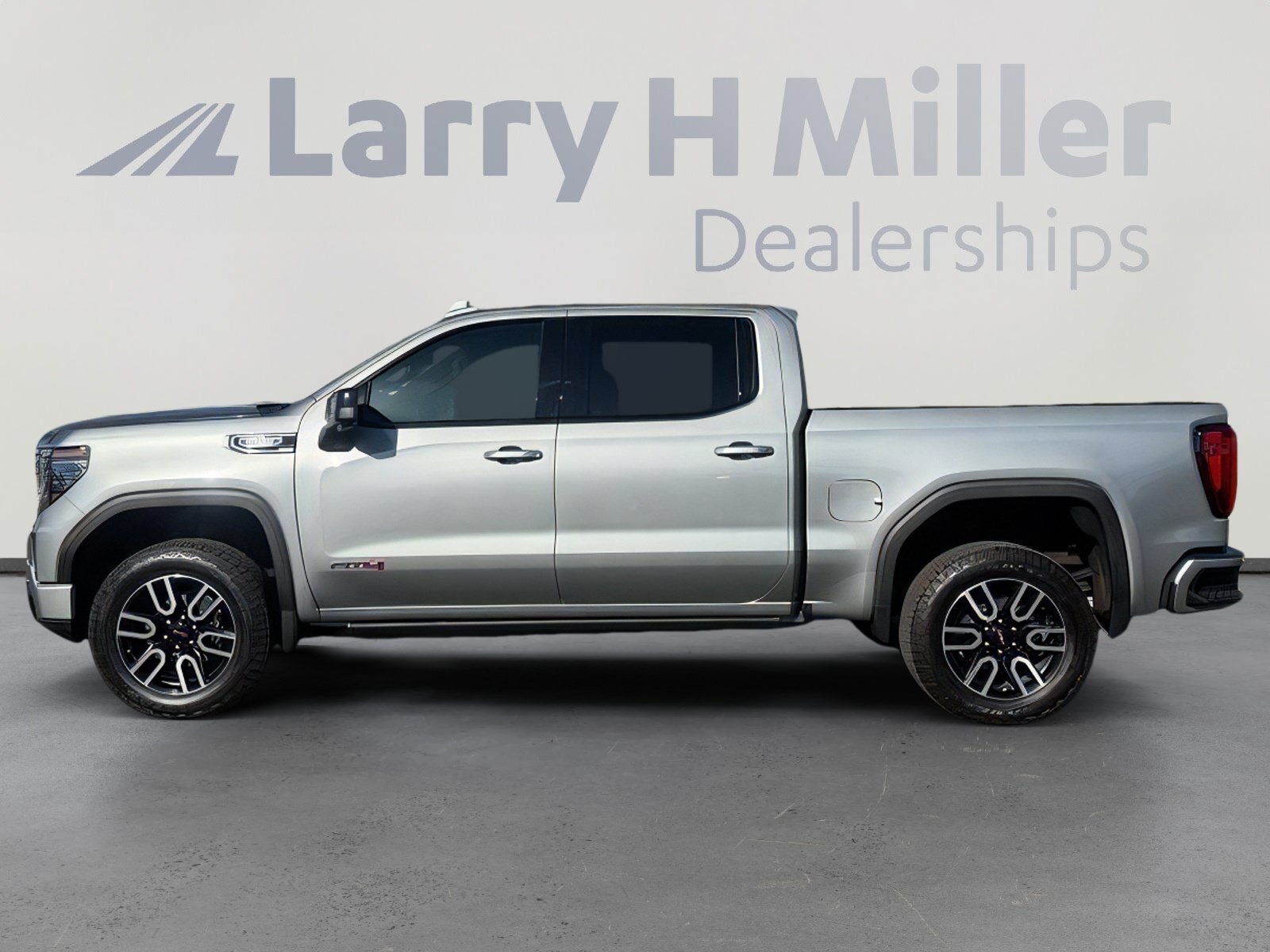 Used 2025 GMC Sierra 1500 AT4 w/ Technology Package AWD/4WD image 2