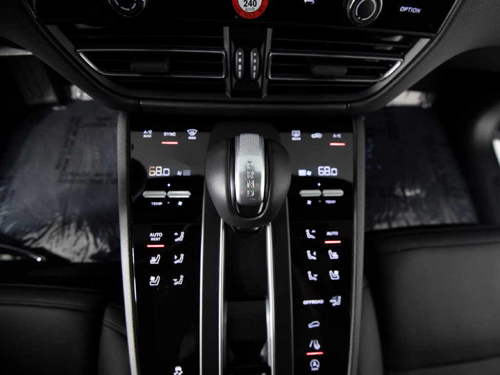 Certified 2026 Porsche Macan AWD/4WD image 32
