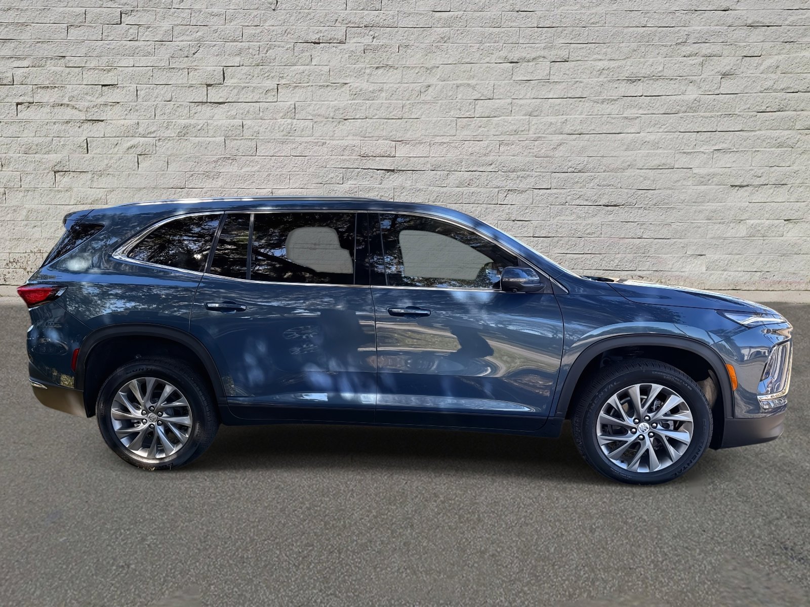 Used 2025 Buick Enclave Preferred image 4