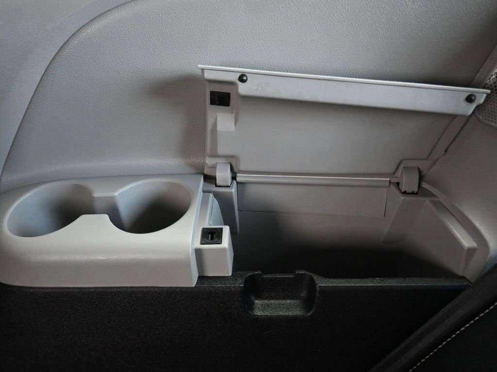 Used 2020 Toyota Sienna SE Premium image 39