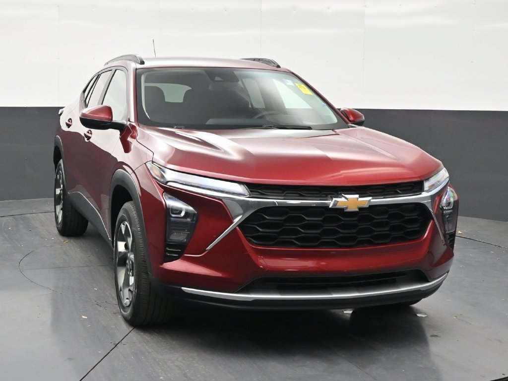 Used 2025 Chevrolet Trax LT FWD image 7