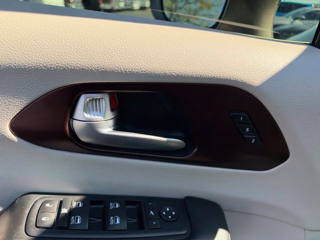 Used 2017 Chrysler Pacifica Limited w/ Advanced Safetytec Group FWD image 25