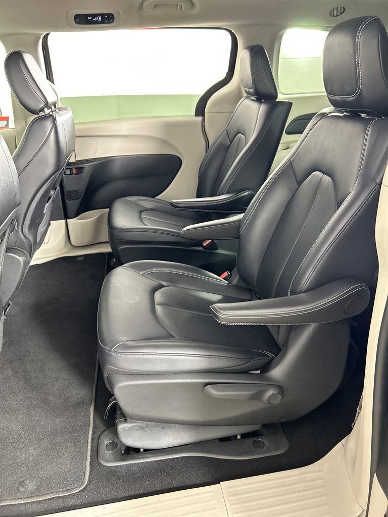 Used 2024 Chrysler Pacifica Select image 16
