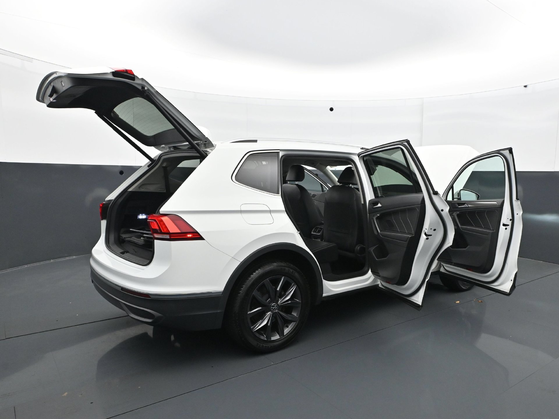 Used 2022 Volkswagen Tiguan SE FWD image 36