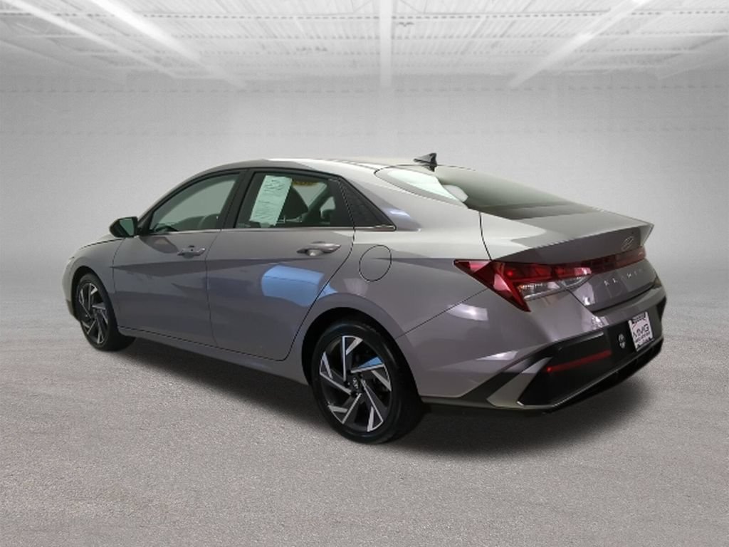 Used 2025 Hyundai Elantra SEL FWD image 5
