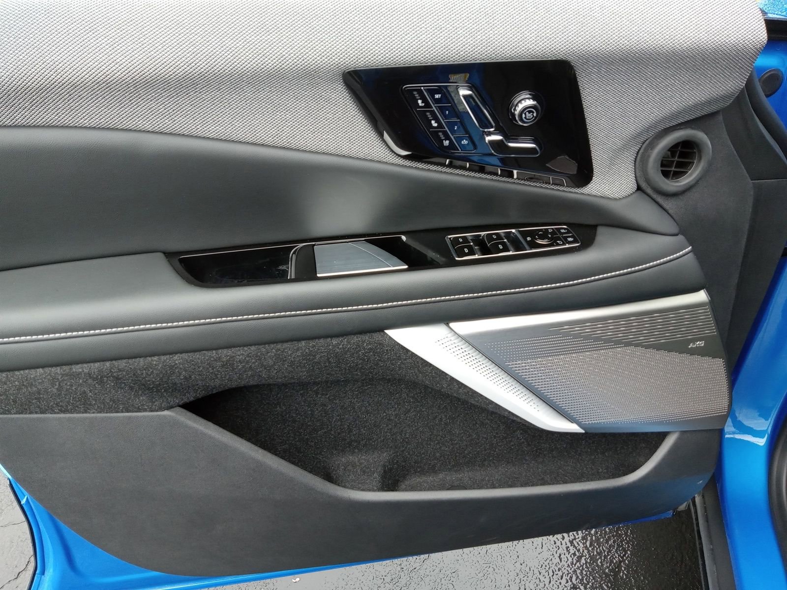 New 2025 Cadillac Optiq Luxury 2 w/ LPO, ONYX Package image 8