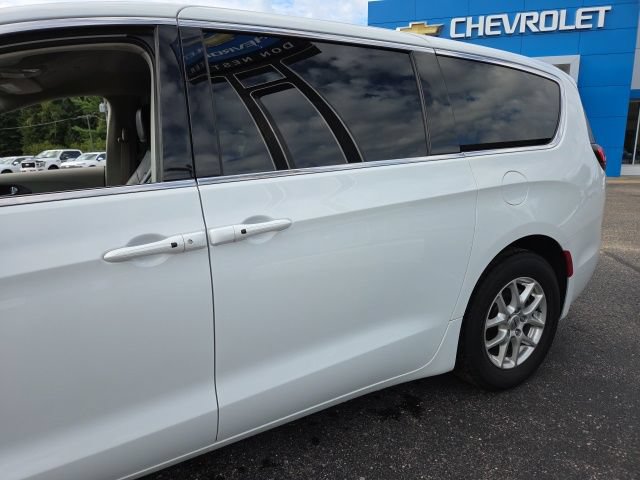 Used 2023 Chrysler Pacifica Touring-L FWD image 32