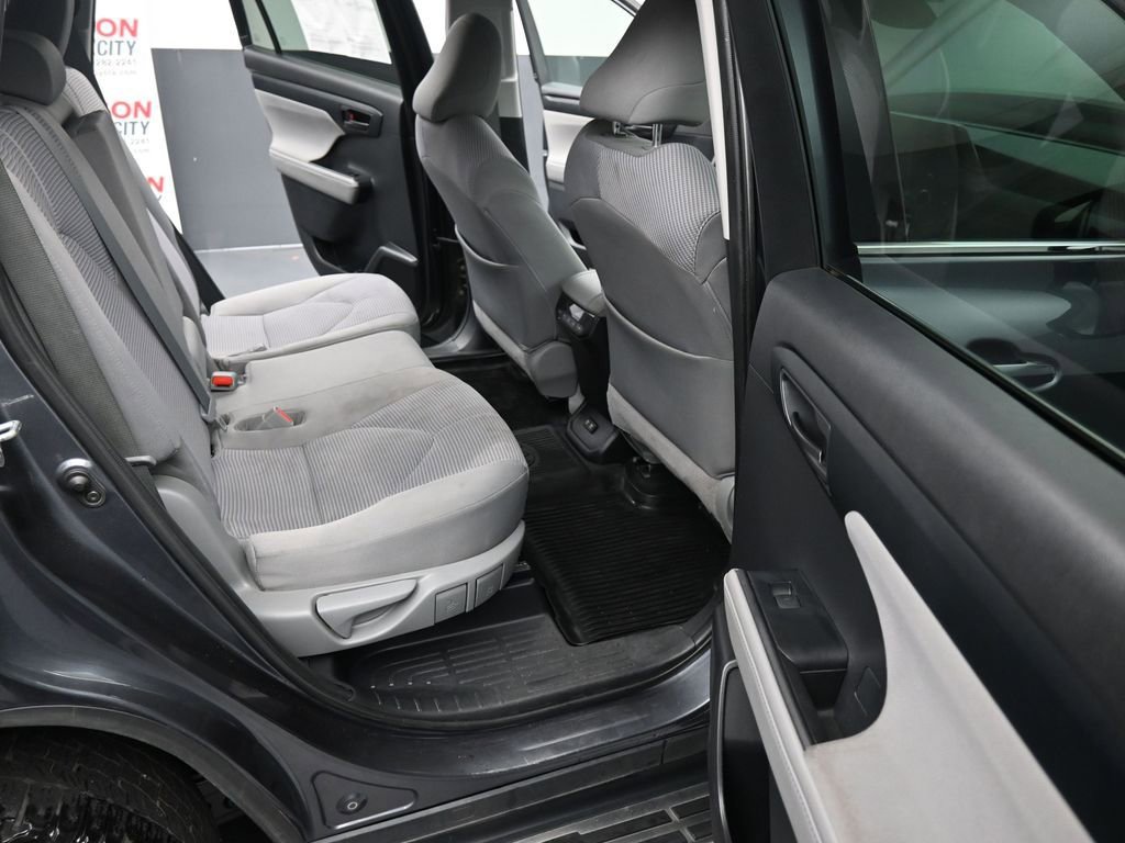 Used 2021 Toyota Highlander LE AWD/4WD image 24