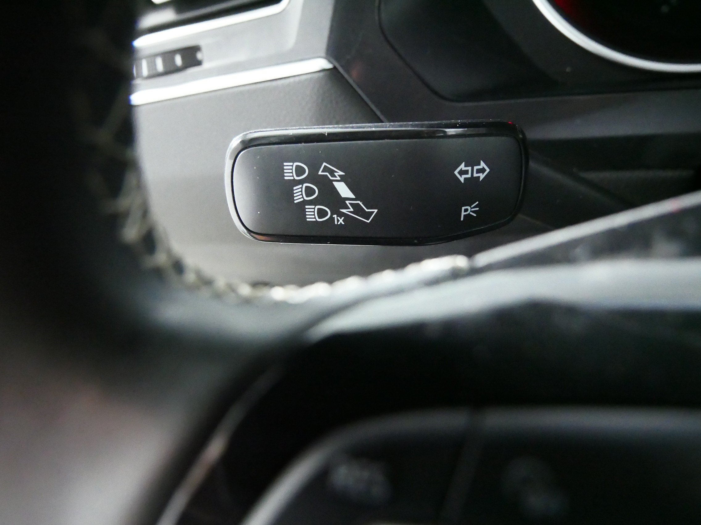 Used 2021 Volkswagen Tiguan SE AWD/4WD image 32