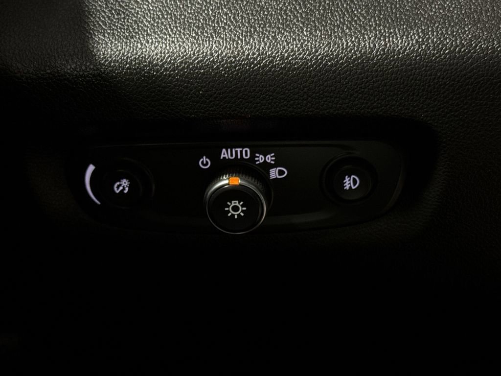 Used 2019 Chevrolet Traverse LT FWD image 18