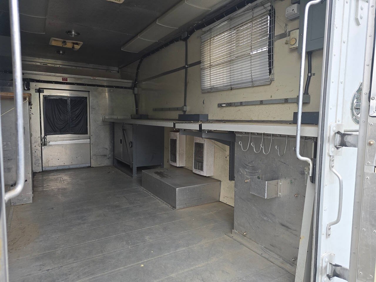 Used 2009 Chevrolet Express 3500 RWD image 7