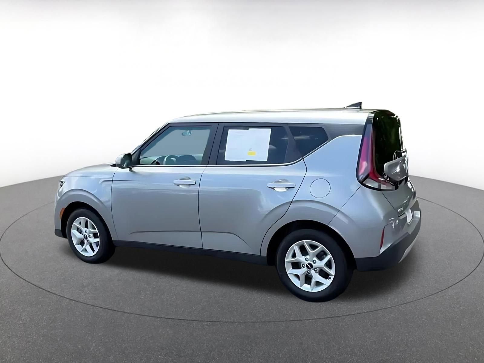 Used 2025 Kia Soul LX w/ LX Technology Package FWD image 10