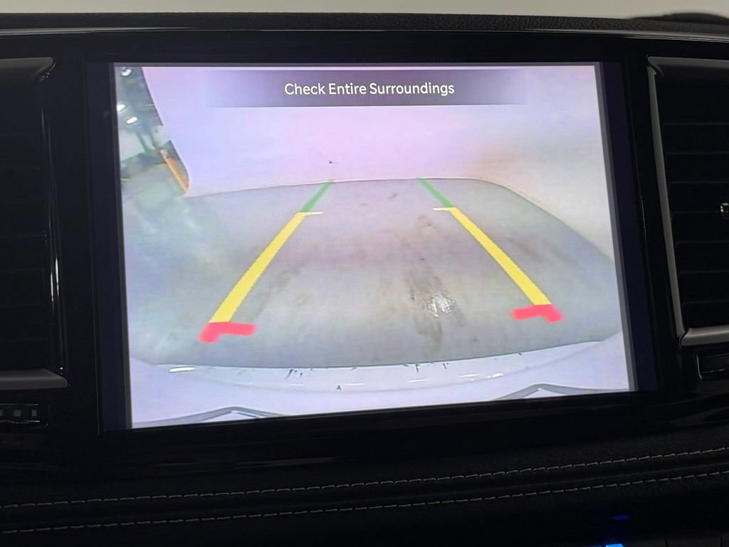 Used 2024 Chrysler Pacifica Touring FWD image 19