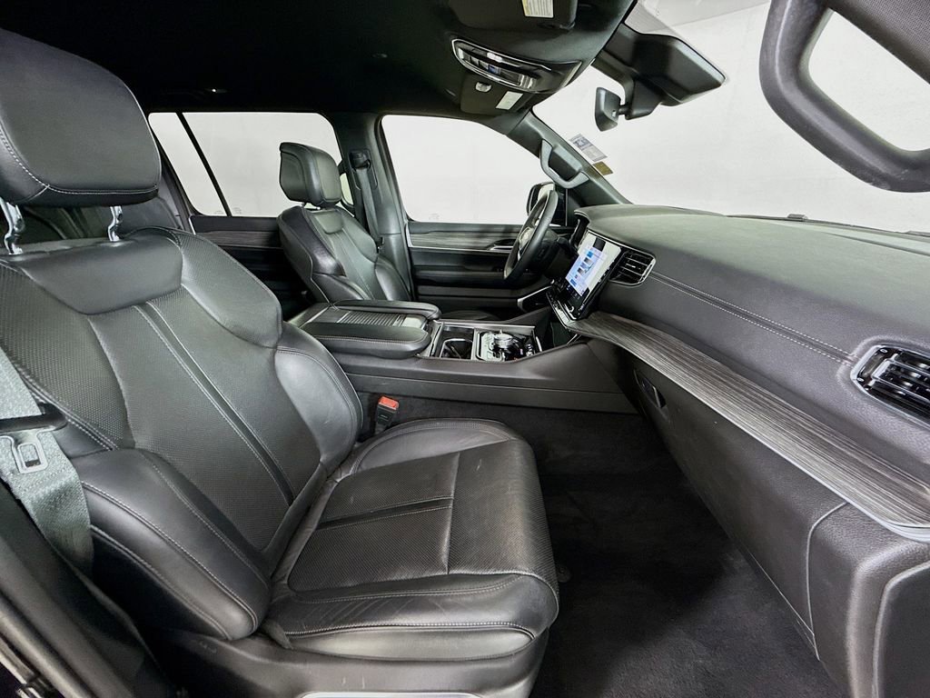 Used 2023 Jeep Wagoneer Series III w/ Preferred Equipment Group image 32