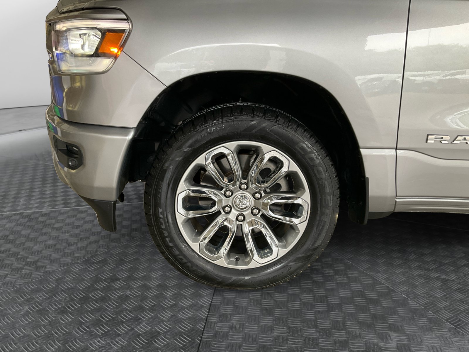 Used 2023 RAM 1500 Laramie AWD/4WD image 16