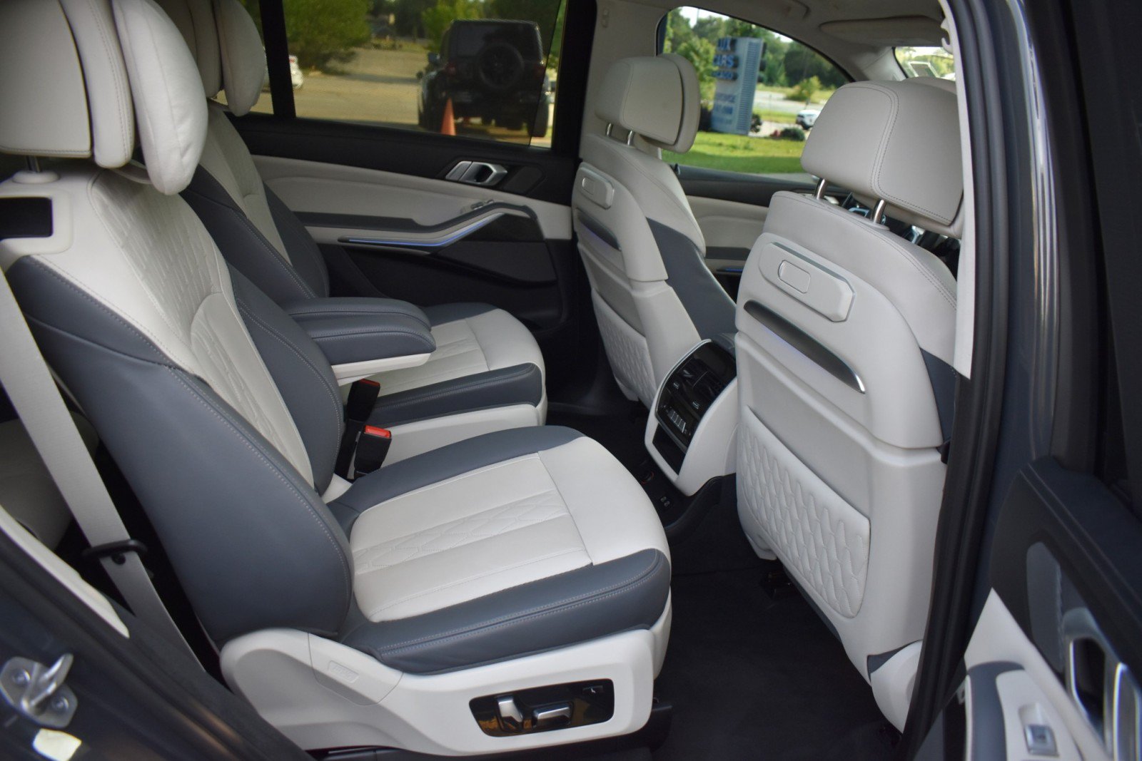 Used 2023 BMW X7 M60i AWD/4WD image 40
