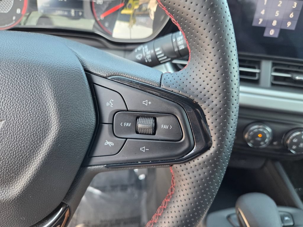 Used 2025 Chevrolet Trax RS w/ Driver Confidence Package FWD image 30