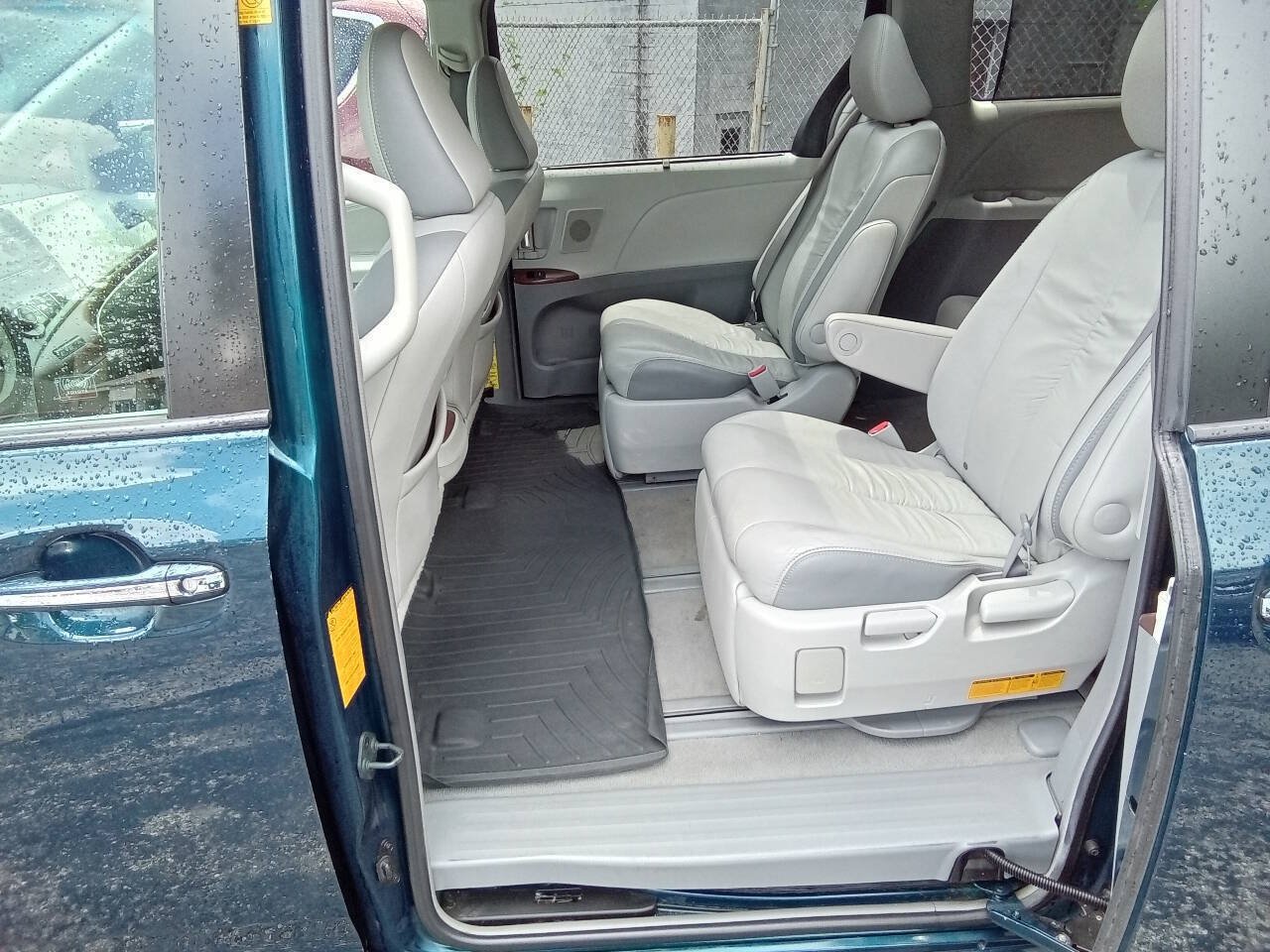 Used 2011 Toyota Sienna Limited w/ Entertainment Pkg FWD image 13