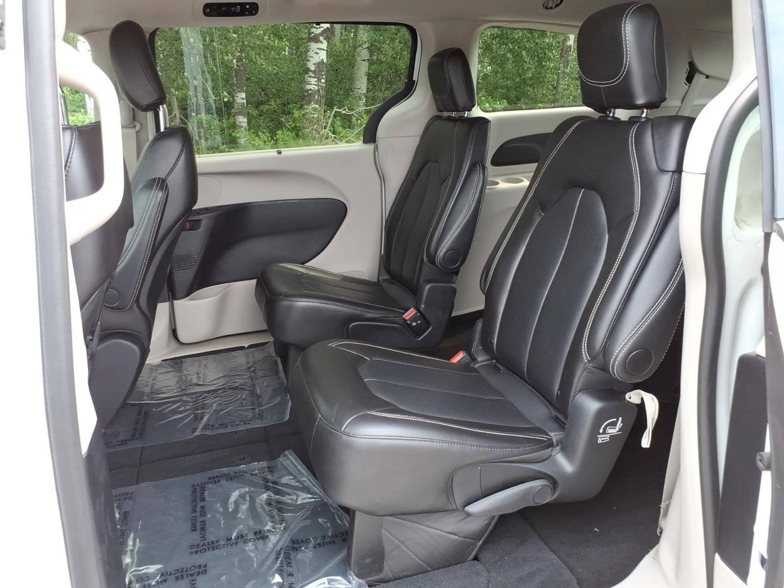 Used 2024 Chrysler Pacifica Touring-L FWD image 14
