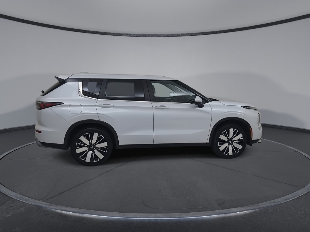 Used 2025 Mitsubishi Outlander SE AWD/4WD image 17