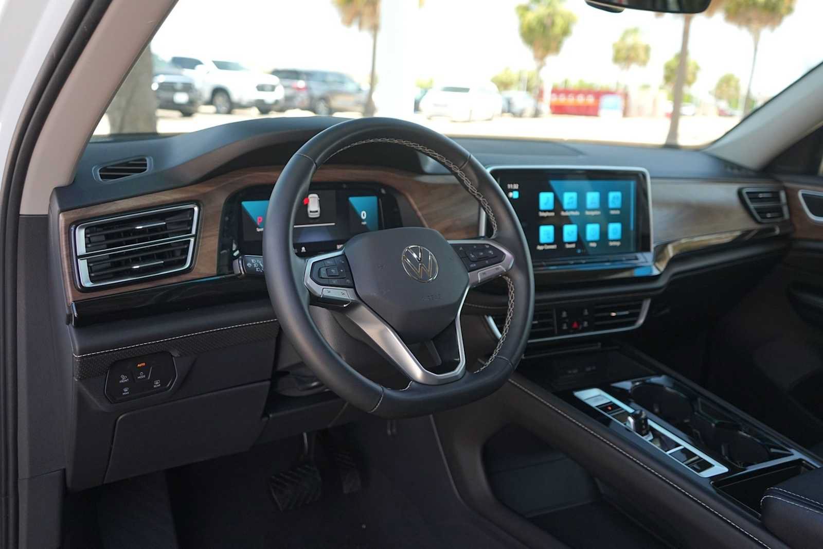 Used 2025 Volkswagen Atlas SE FWD image 2