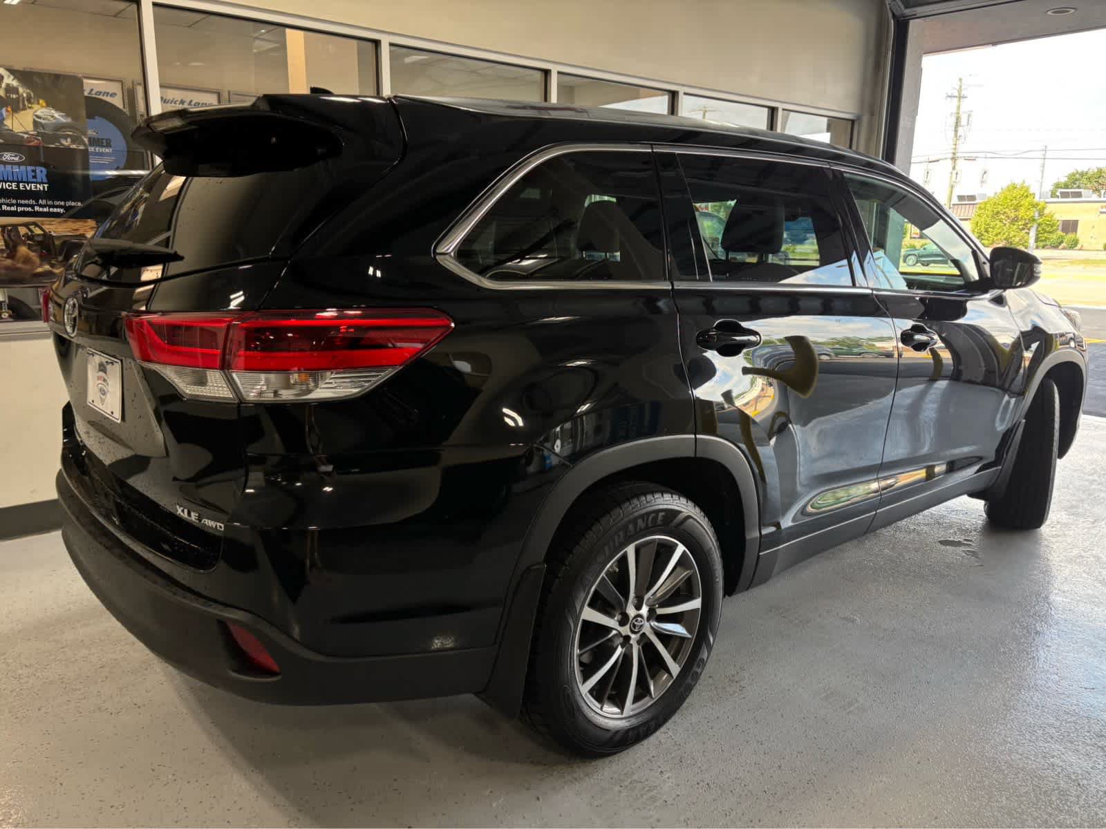 Used 2019 Toyota Highlander XLE AWD/4WD image 9