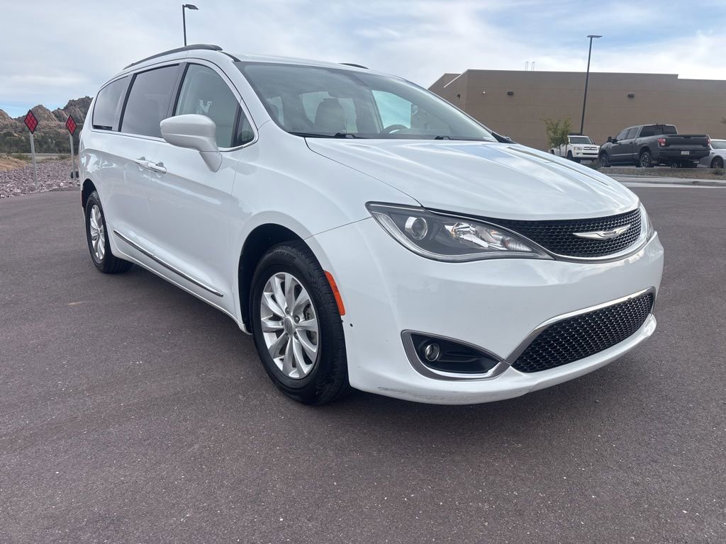 Used 2017 Chrysler Pacifica Touring-L FWD image 2