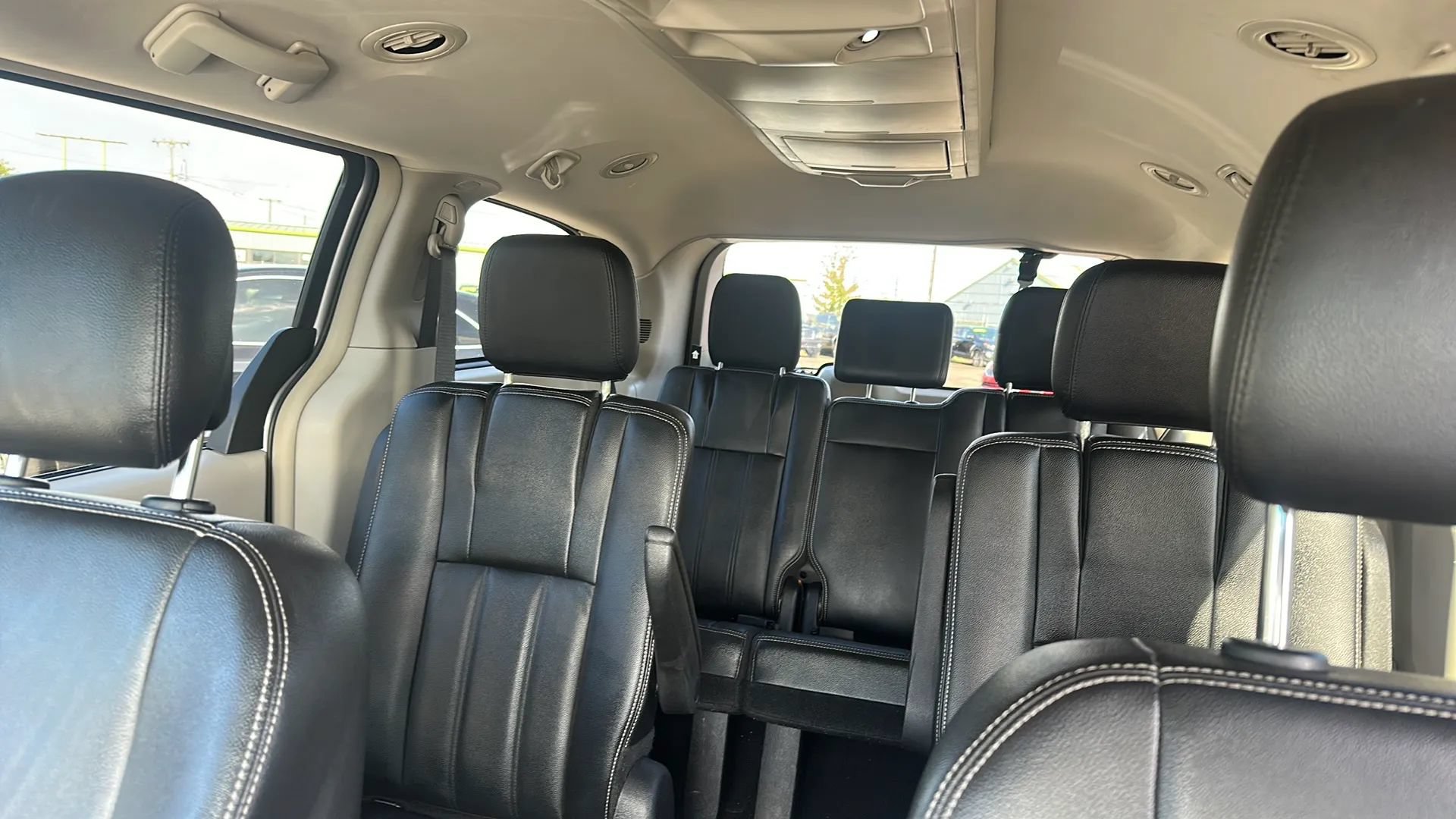Used 2016 Chrysler Town & Country Touring FWD image 12