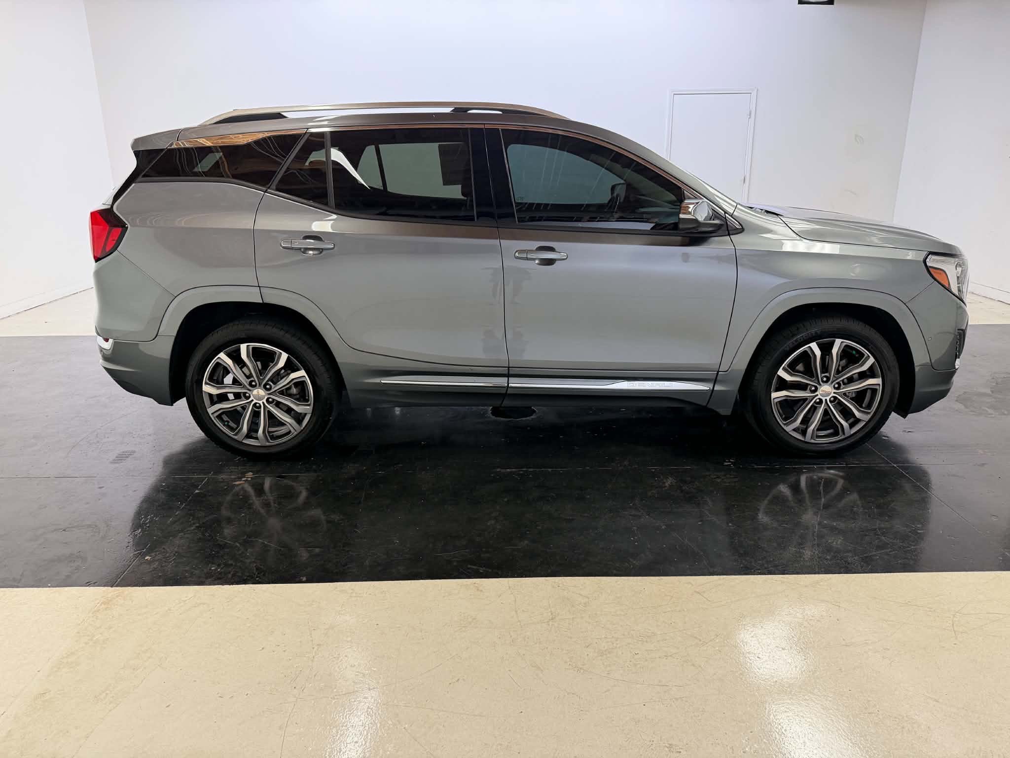 Used 2020 GMC Terrain Denali w/ Denali Premium Package FWD image 14