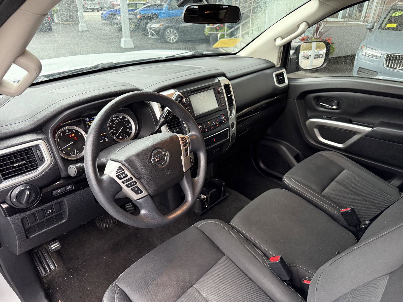 Used 2019 Nissan Titan SV image 14