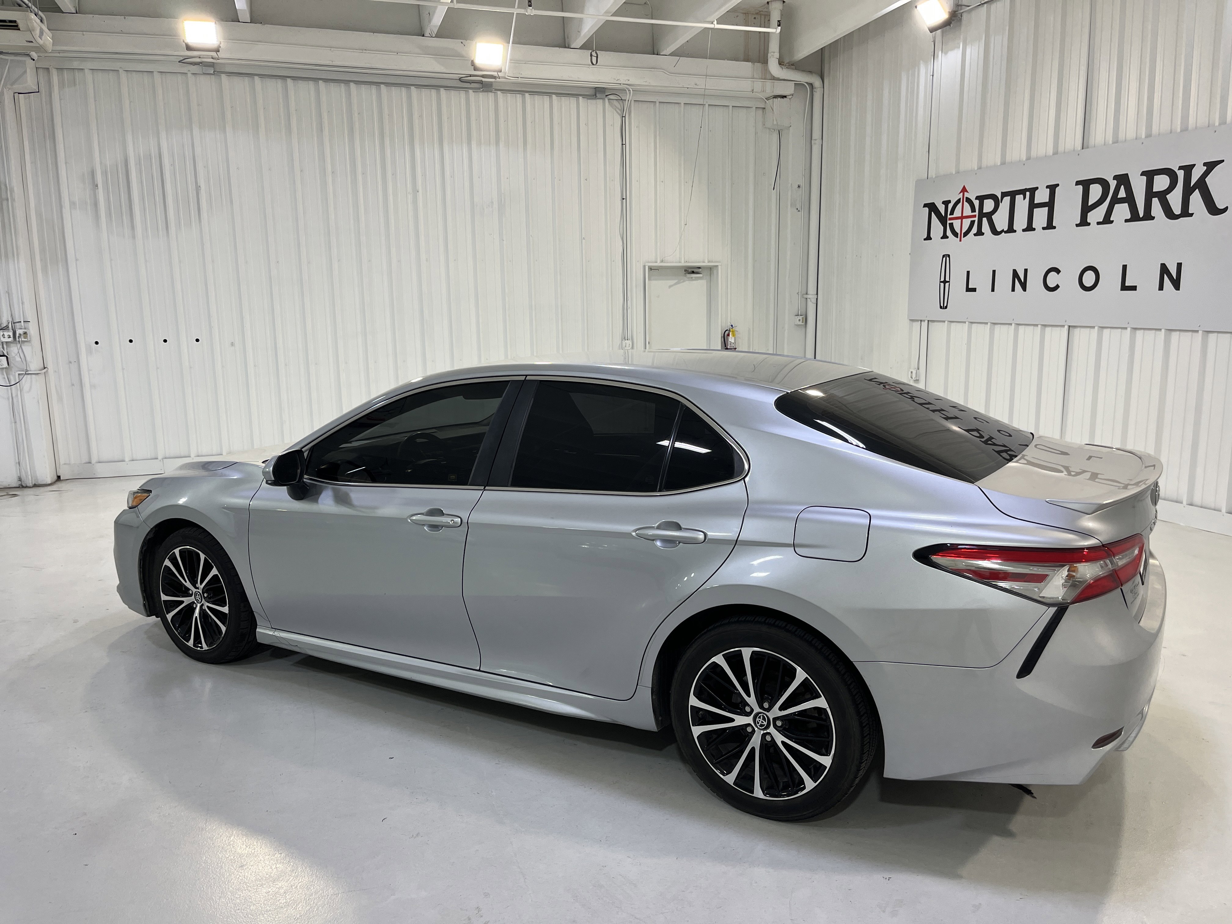 Used 2018 Toyota Camry SE image 18