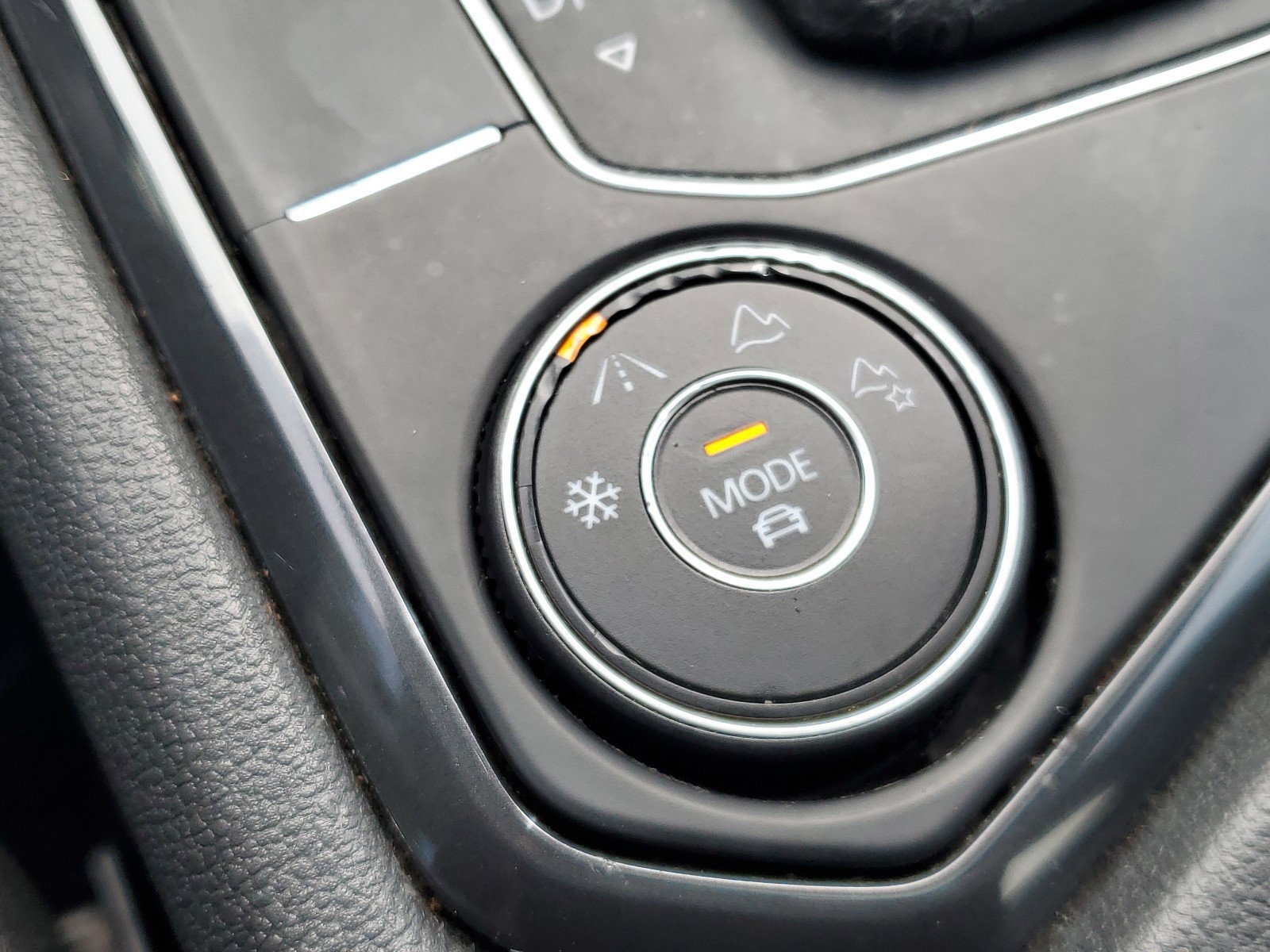 Used 2019 Volkswagen Tiguan SE w/ Panoramic Sunroof Package image 26