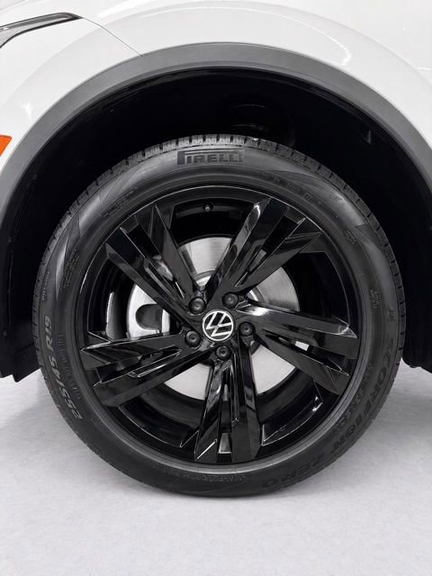 Used 2023 Volkswagen Tiguan SE R-Line AWD/4WD image 10