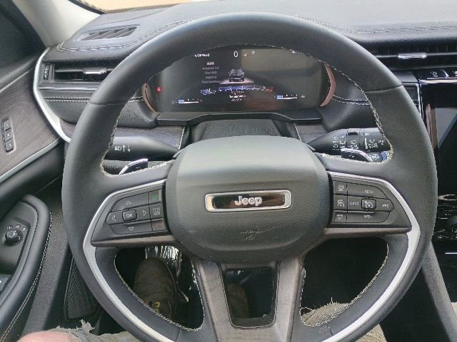 Used 2023 Jeep Grand Cherokee Limited w/ Black Appearance Package AWD/4WD image 27