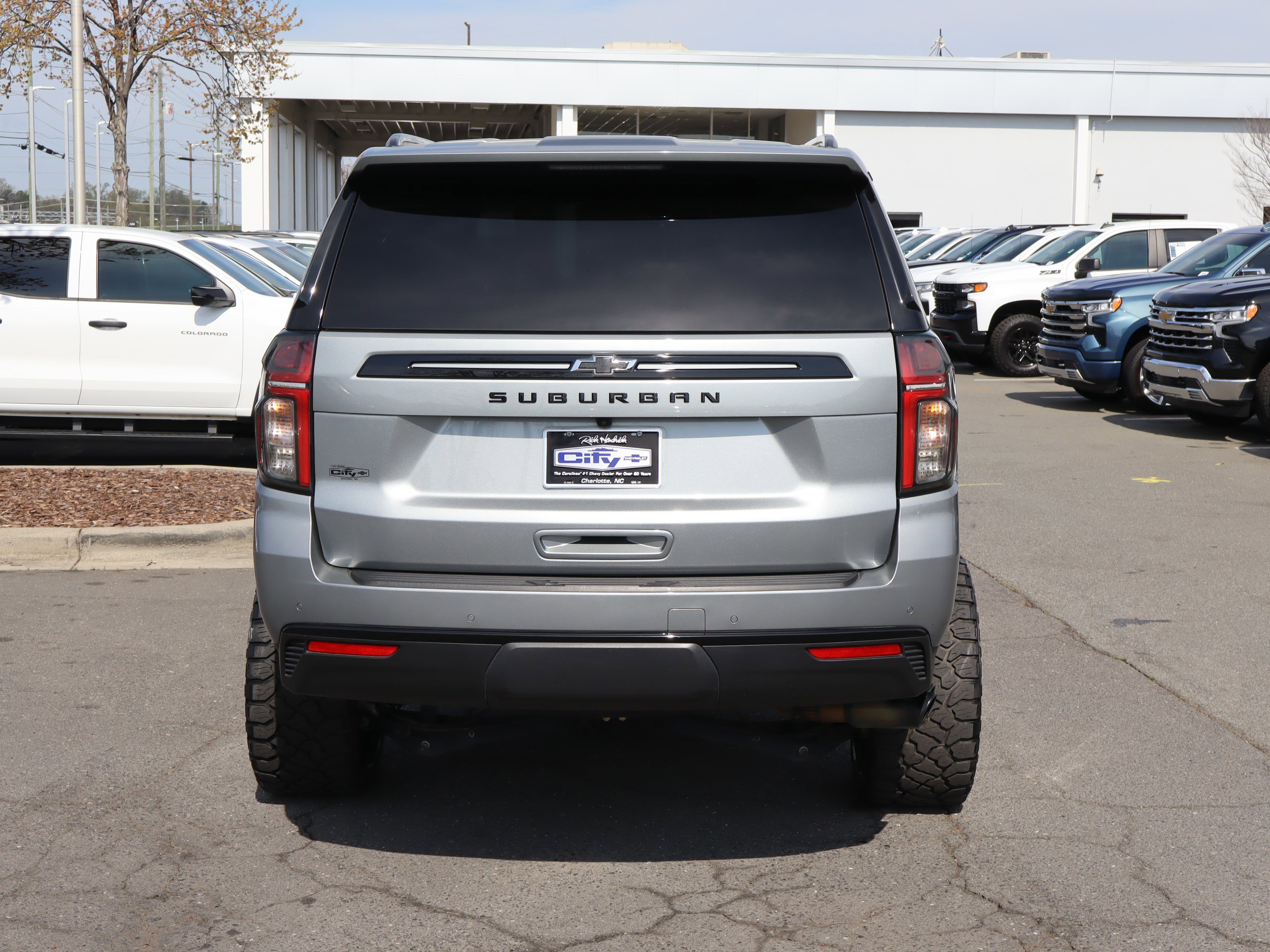 Used 2024 Chevrolet Suburban Z71 w/ Luxury Package image 9