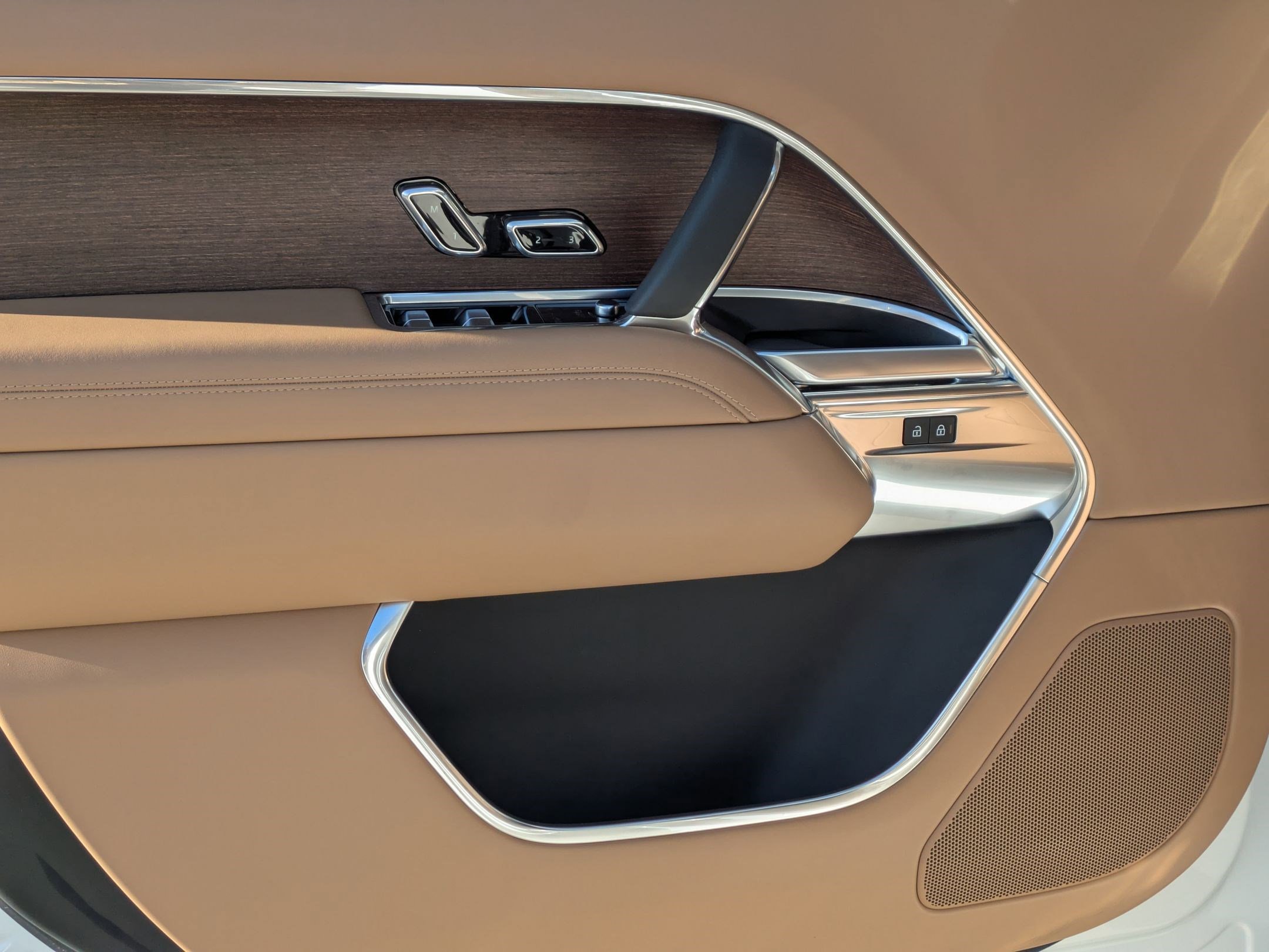 Certified 2024 Land Rover Range Rover SE image 10