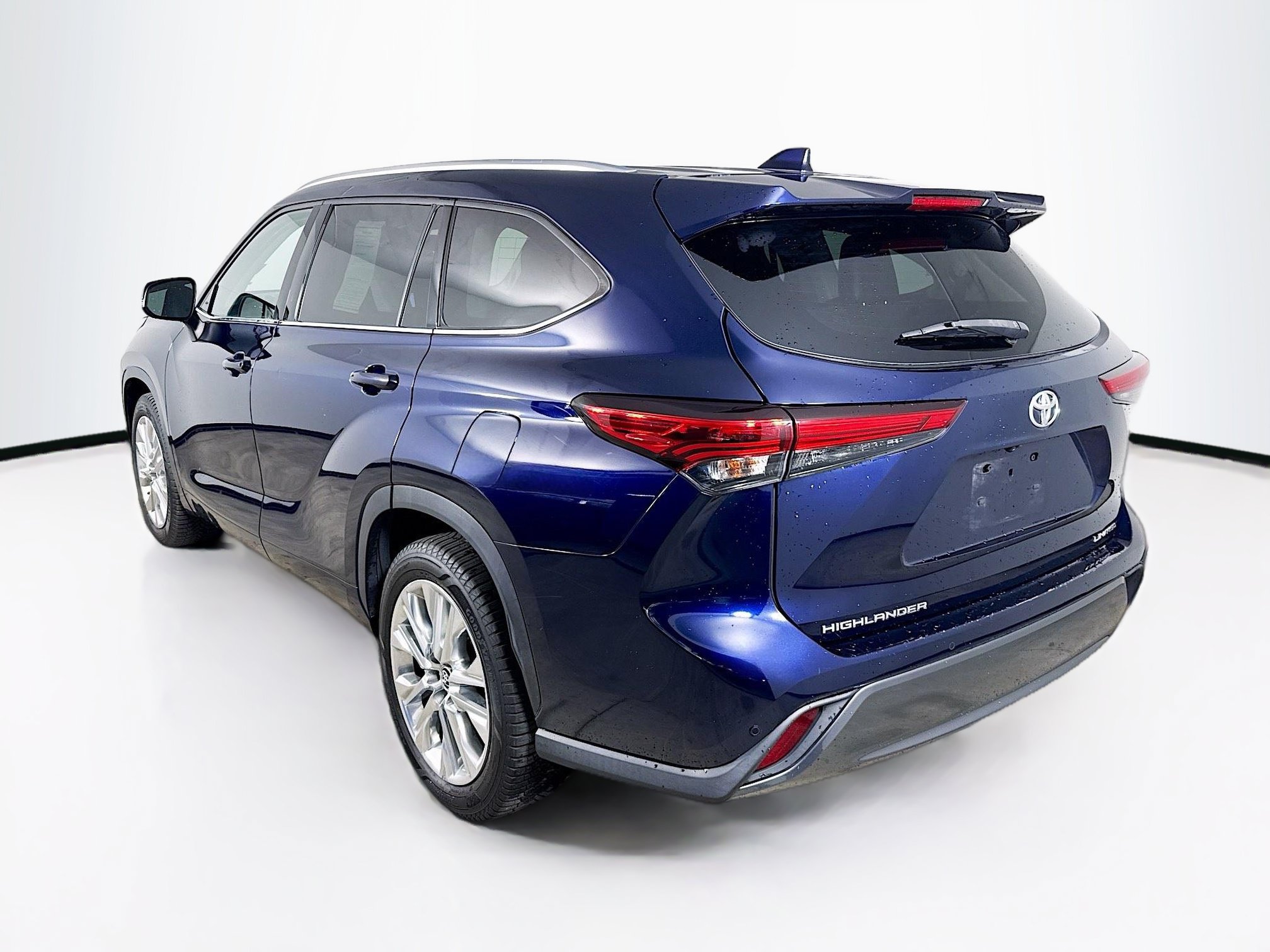 Used 2021 Toyota Highlander Limited FWD image 32