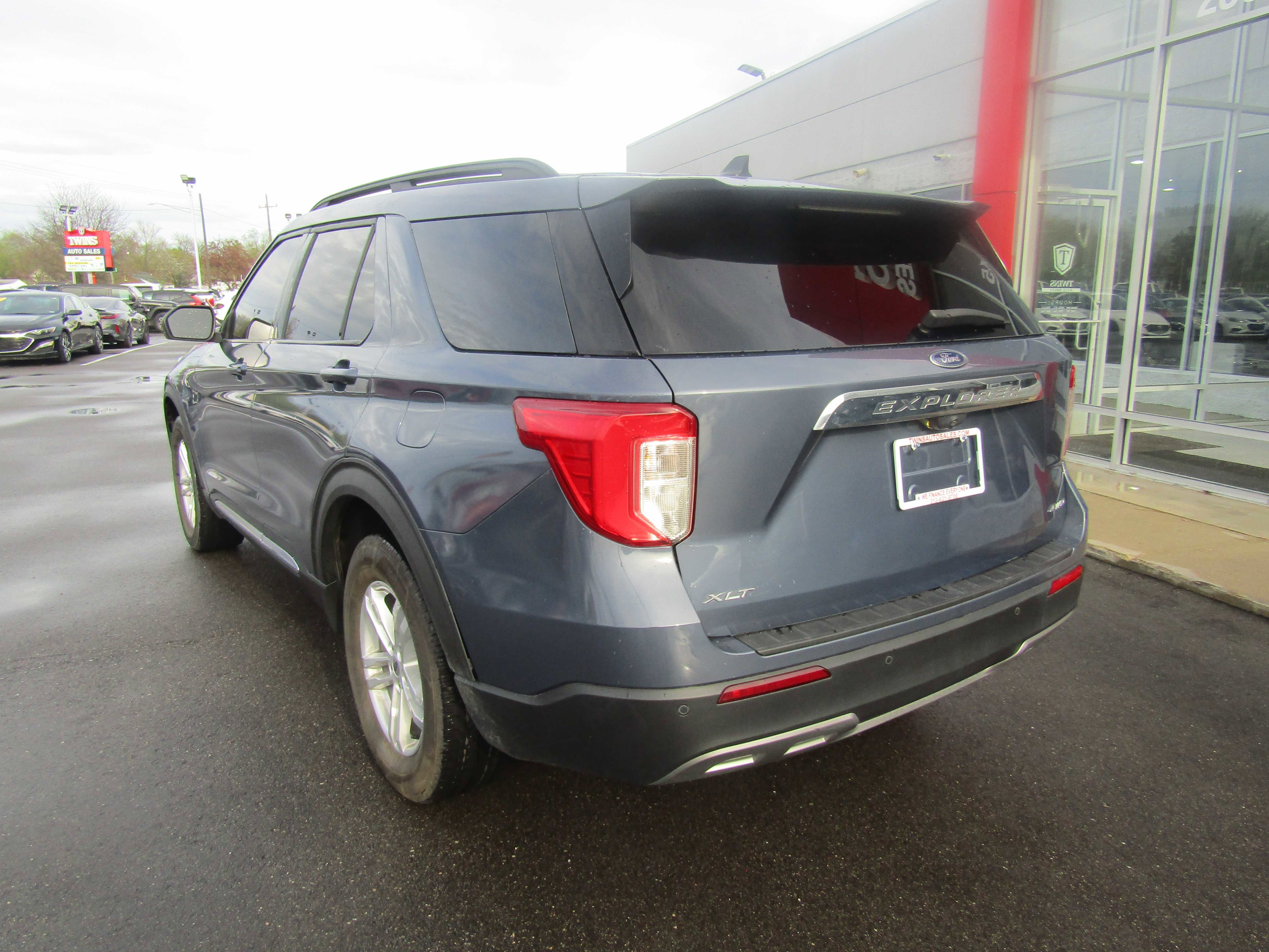 Used 2021 Ford Explorer XLT w/ Equipment Group 202A AWD/4WD image 9