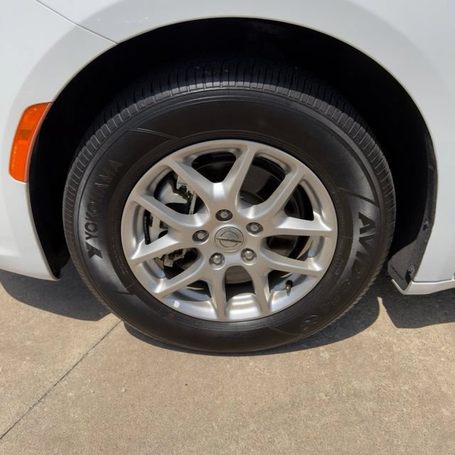 Used 2024 Chrysler Pacifica Touring-L FWD image 9