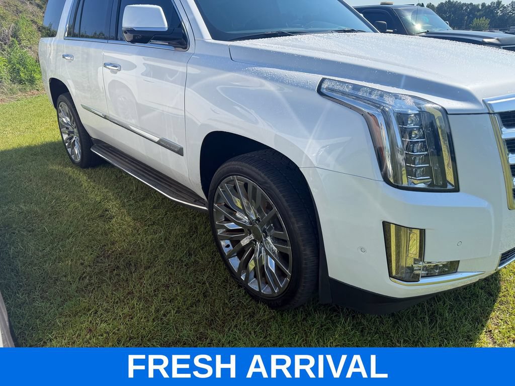 Used 2017 Cadillac Escalade Luxury AWD/4WD image 2
