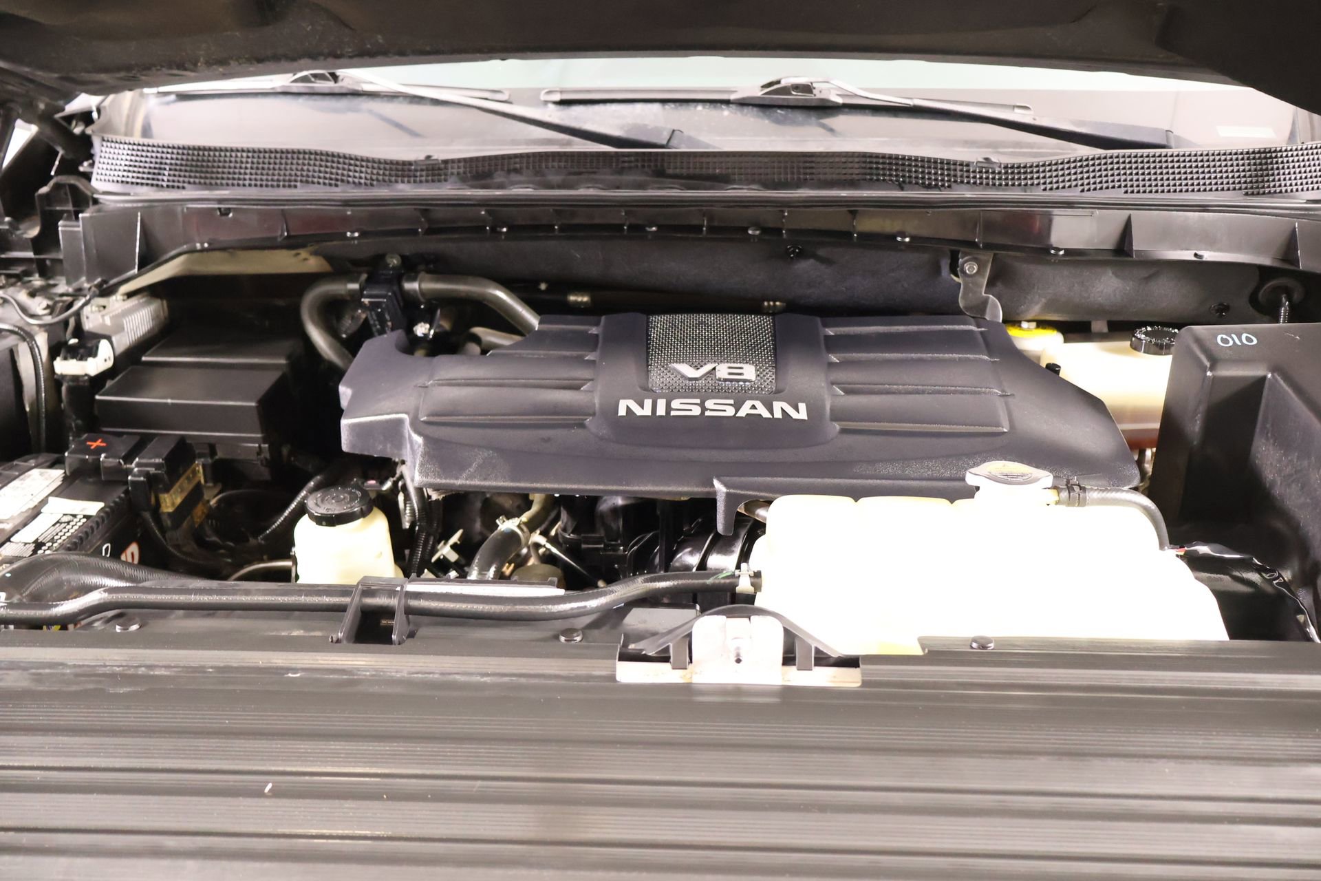 Used 2017 Nissan Titan SV w/ Heavy Duty GAWR Package AWD/4WD image 18