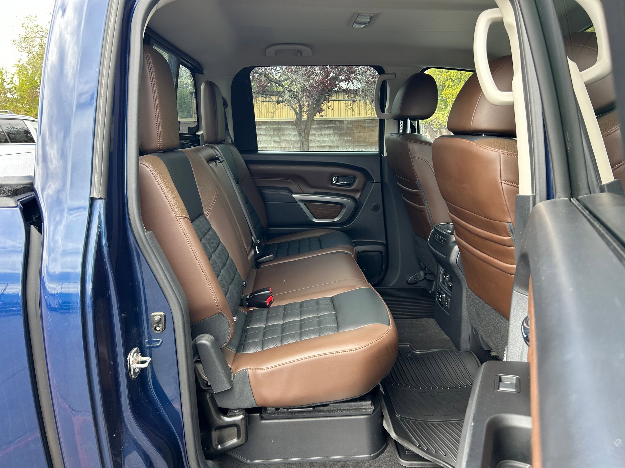 Used 2018 Nissan Titan Platinum Reserve image 27